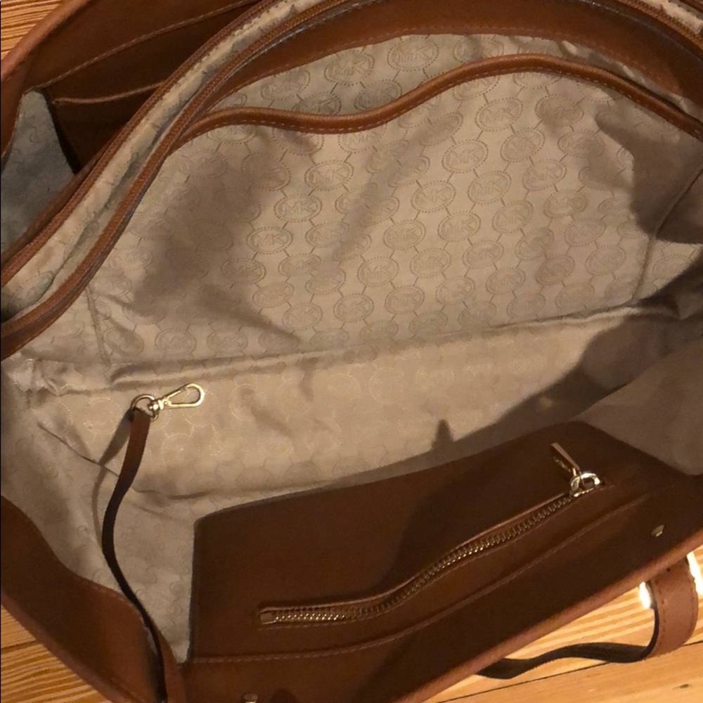 Michael Kors laptop/iPad leather purse - Picture 6 of 6